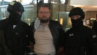 У центрі Харкова затримали чотирьох чоловіків: вимагали 700 тисяч доларів у підприємця У центрі Харкова затримали чотирьох чоловіків: вимагали 700 тисяч доларів у підприємця