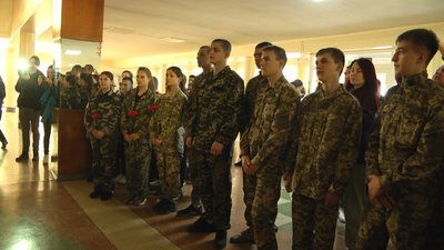 "Смуга перешкод": вихованці житомирської Школи юних десантників влаштували показові виступи "Смуга перешкод": вихованці житомирської Школи юних десантників влаштували показові виступи