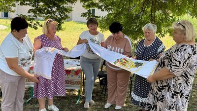Майстрині вишивають Рушник перемоги