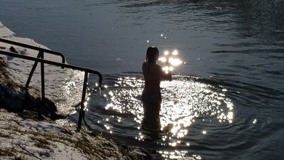 Майже 400 людей занурилися в Ужі на Водохреще в Ужгороді Майже 400 людей занурилися в Ужі на Водохреще в Ужгороді
