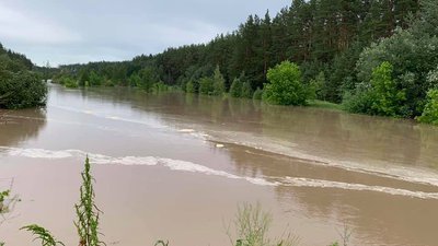 На Київщині після дощу з градом прорвало дамбу На Київщині після дощу з градом прорвало дамбу