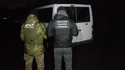 На Закарпатті двоє українців намагалися переправити до Румунії 32 ящики з цигарками На Закарпатті двоє українців намагалися переправити до Румунії 32 ящики з цигарками
