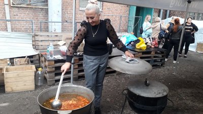 У Сумському гуманітарному штабі влаштували день борщу У Сумському гуманітарному штабі влаштували день борщу