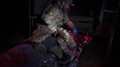 Зеленський відзначив держнагородами військовослужбовців за операцію з евакуації пораненого воїна, який провів 33 дні з турнікетом в оточенні