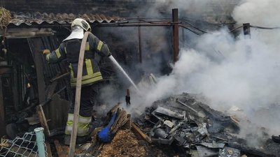 У Лисичанську рятувальники ДСНС продовжують гасити пожежі