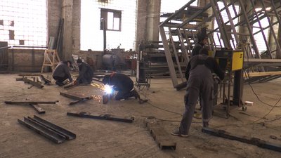 Готові працювати цілодобово. В Івано-Франківську волонтери виготовляють протитанкові їжаки Готові працювати цілодобово. В Івано-Франківську волонтери виготовляють протитанкові їжаки