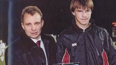 Екс-президент «Десни» Іван Чаус та Андрій Ярмоленко з призом кращому гравцеві матчу «Десни». Екс-президент «Десни» Іван Чаус та Андрій Ярмоленко з призом кращому гравцеві матчу «Десни».