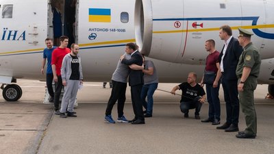 Президент України Володимир Зеленський зустрічає українських моряків і політв'язнів, які повернулися в Україну з РФ в рамках обміну, в аеропорту "Бориспіль", 7 вересня 2019 року Президент України Володимир Зеленський зустрічає українських моряків і політв'язнів, які повернулися в Україну з РФ в рамках обміну, в аеропорту "Бориспіль", 7 вересня 2019 року