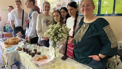 Доброчинний ярмарок та дефіле: у Черкаському університеті відбулось свято вишиванки Доброчинний ярмарок та дефіле: у Черкаському університеті відбулось свято вишиванки