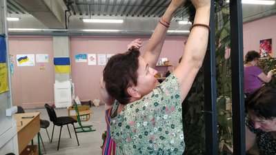 Маскувальні сітки волонтери переселенці українські військові передова Донецьк Луганськ Маскувальні сітки волонтери переселенці українські військові передова Донецьк Луганськ