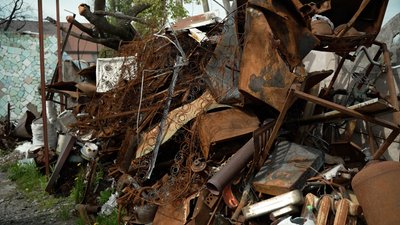 На Чернігівщині волонтери почали будувати будинок хлопчику, який продавав молоко, щоб вилікувати маму На Чернігівщині волонтери почали будувати будинок хлопчику, який продавав молоко, щоб вилікувати маму