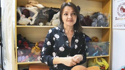 Тернополянка за допомогою будівельного інструменту виготовляє капелюхи