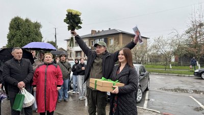 Звільненого з дворічного полону бійця Руслана Бабенка зустріли на Рівненщині