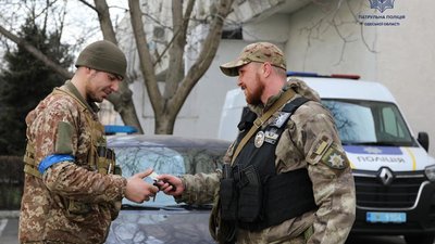 Патрульні Одеси вилучають автівки у водіїв з алкогольним сп’янінням на потреби ЗСУ Патрульні Одеси вилучають автівки у водіїв з алкогольним сп’янінням на потреби ЗСУ
