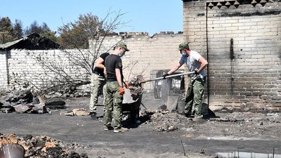 Курсанти з Одеси допомагають розбирати згарища на Луганщині Курсанти з Одеси допомагають розбирати згарища на Луганщині