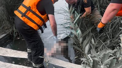 Рятувальники дістають тіло чоловіка