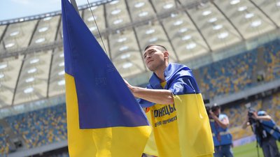 Тарас Степаненко з прапором України. Тарас Степаненко з прапором України.