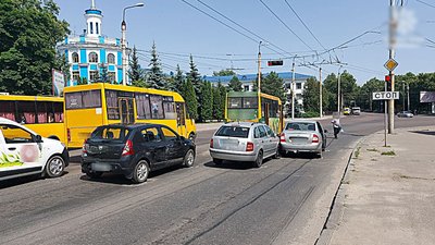У Сумах сталася ДТП за участю чотирьох транспортних засобів