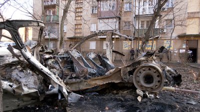 "Горіли наші машини": в Одесі мешканці будинку, в який влучили уламки дрона, оговтуються після пережитого