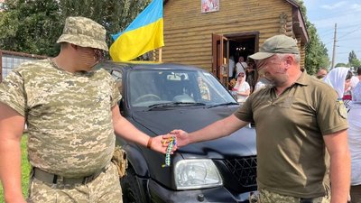 Пікап для ЗСУ: в Черкасах представники православного храму передали автівку захисникам України Пікап для ЗСУ: в Черкасах представники православного храму передали автівку захисникам України