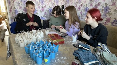 Роблять окопні свічки та плетуть сітки. Студенти херсонського гідрометеорологічного коледжу допомагають військовим Роблять окопні свічки та плетуть сітки. Студенти херсонського гідрометеорологічного коледжу допомагають військовим