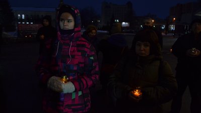 Реконструкція подій Майдану, фаєри та Тризуб з лампадок: у Житомирі вшанували Небесну Сотню Реконструкція подій Майдану, фаєри та Тризуб з лампадок: у Житомирі вшанували Небесну Сотню