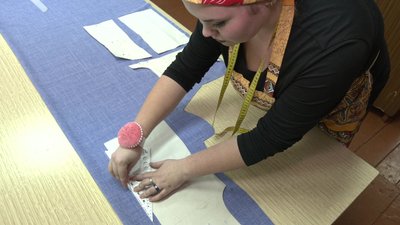 Зимові маскувальні костюми для учасників ООС шиють учениці Золотоніського професійного ліцею Зимові маскувальні костюми для учасників ООС шиють учениці Золотоніського професійного ліцею
