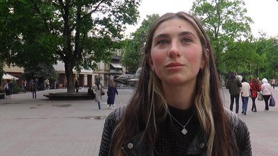 Студентка, яка роздає інформаційні листівки Анастасія Стефанишин