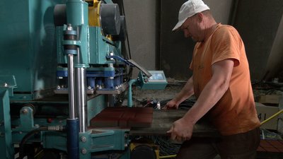 "Не продаємо, лише для потреб громади". На Буковині відкрили комунальний цех з виробництва бруківки