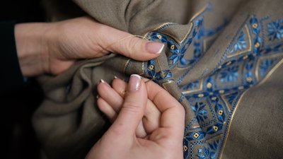 "Щоб сорочка була, як броня". Майстриня з Чернівців створює вишиванку для військового "Щоб сорочка була, як броня". Майстриня з Чернівців створює вишиванку для військового