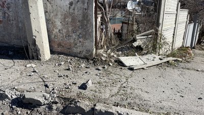 Херсон, обстріли, паркан