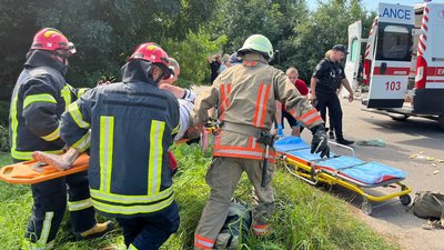 Аварія на Волині: трьох людей госпіталізували, водія легковика деблокували рятувальники Аварія на Волині: трьох людей госпіталізували, водія легковика деблокували рятувальники