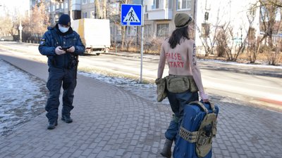 Рух FEMEN провів протест біля посольства США в Києві Рух FEMEN провів протест біля посольства США в Києві