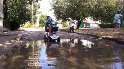 Кропивничанин з інвалідністю не може виїхати з двору через зруйновану дорогу