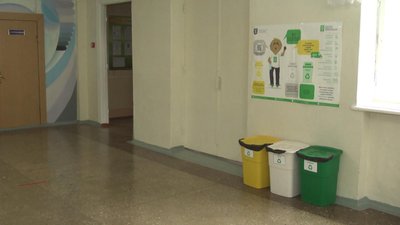 На кожному поверсі школи поставили спеціальні контейнери для збору паперу, пластику та змішаного сміття. Фото: Суспільне Поділля На кожному поверсі школи поставили спеціальні контейнери для збору паперу, пластику та змішаного сміття. Фото: Суспільне Поділля