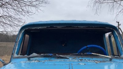 Військові РФ з мінометів обстріляли молоковоз на Сумщині, загинуло двоє людей Військові РФ з мінометів обстріляли молоковоз на Сумщині, загинуло двоє людей