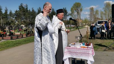 "Віддали своє життя за Україну": поблизу Полтави влаштували поминальну панахиду за загиблими воїнами "Віддали своє життя за Україну": поблизу Полтави влаштували поминальну панахиду за загиблими воїнами