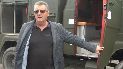 Чемеровецький селищний голова Олександр Собань каже, що якби кожна громада закупила по кілька автівок для військових, їх можна було б ними забезпечити повністю. Для цього в його громаді і запустили челендж. Чемеровецький селищний голова Олександр Собань каже, що якби кожна громада закупила по кілька автівок для військових, їх можна було б ними забезпечити повністю. Для цього в його громаді і запустили челендж.