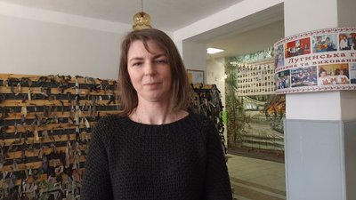 У ліцеї на Житомирщині шиють подушки, плетуть маскувальні сітки та зробили понад дві тисячі окопних свічок У ліцеї на Житомирщині шиють подушки, плетуть маскувальні сітки та зробили понад дві тисячі окопних свічок