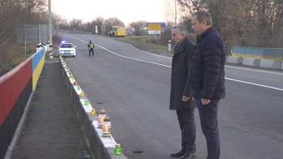 00 свічок в пам’ять про жертви Голодомору запалили на межі Хмельницької та Тернопільської областей 00 свічок в пам’ять про жертви Голодомору запалили на межі Хмельницької та Тернопільської областей
