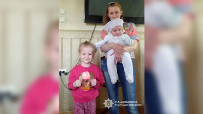 Жителька Чернігова Марина Нітченко зі своїми дітьми, які зникли