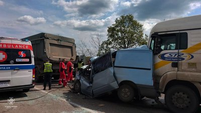 ДТП на Миколаївщині: рятувальники деблокували жінку з понівеченого автомобіля ДТП на Миколаївщині: рятувальники деблокували жінку з понівеченого автомобіля