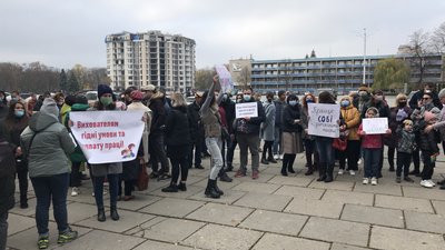 У Кременчуці батьки вихованців дитсадків влаштували акцію протесту У Кременчуці батьки вихованців дитсадків влаштували акцію протесту