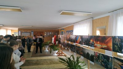 Фотовиставку "Від Майдану до війни" відкрили в Чортківській школі № 5 на Тернопільщині
