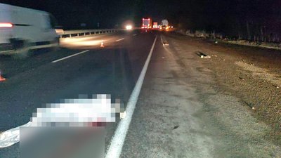 На Рівненщині вантажівка наїхала на чоловіка, який лежав на дорозі