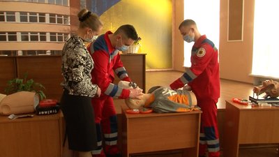 Вчать вакцинувати: у Черкасах розпочалися навчання для мобільних бригад медиків Вчать вакцинувати: у Черкасах розпочалися навчання для мобільних бригад медиків