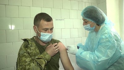 У Херсоні триває друга хвиля щеплень від COVID-19. Кого вакцинують У Херсоні триває друга хвиля щеплень від COVID-19. Кого вакцинують