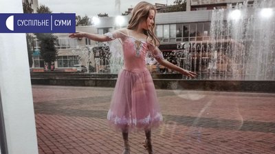Вісім танцівниць на тлі міста - в сумській галереї відкрилась нова виставка Вісім танцівниць на тлі міста - в сумській галереї відкрилась нова виставка