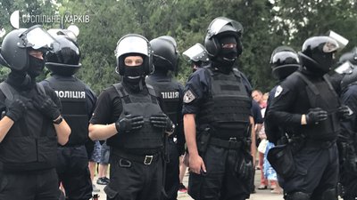У Харкові противники і прихильники організації Poton пікетують суд У Харкові противники і прихильники організації Poton пікетують суд