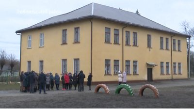 Чотири сотні учнів сільської школи ходять до туалету на вулиці Чотири сотні учнів сільської школи ходять до туалету на вулиці